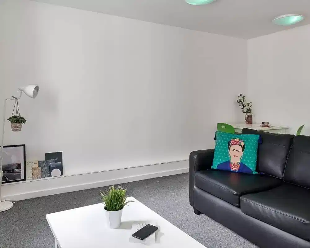 Common Area?w=400&h=260&fit=crop&q=40&auto=format&trim=auto