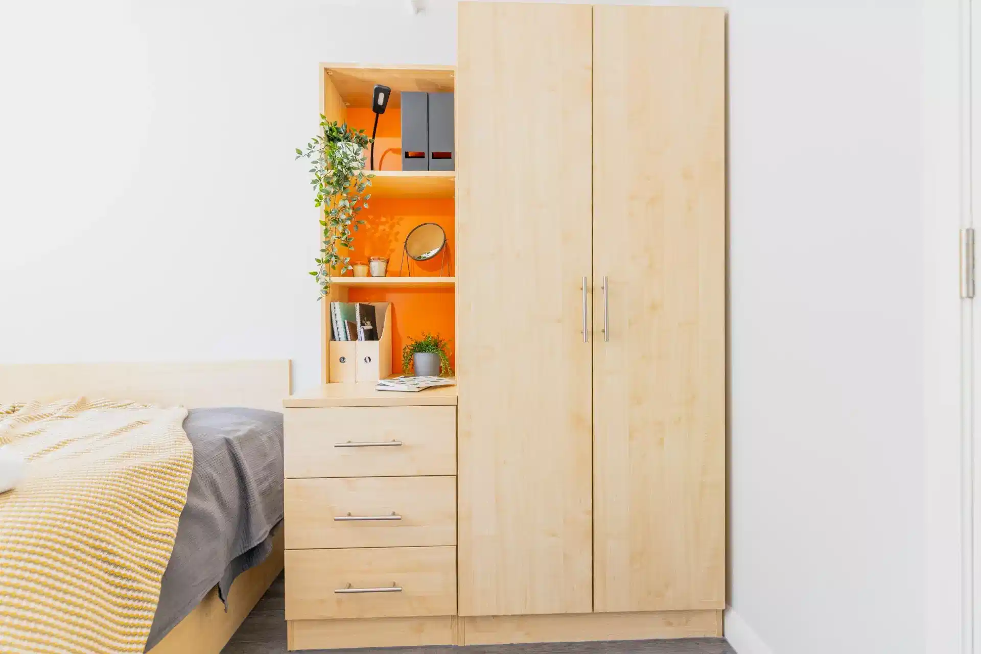 Exterior?w=400&h=260&fit=crop&q=40&auto=format&trim=auto