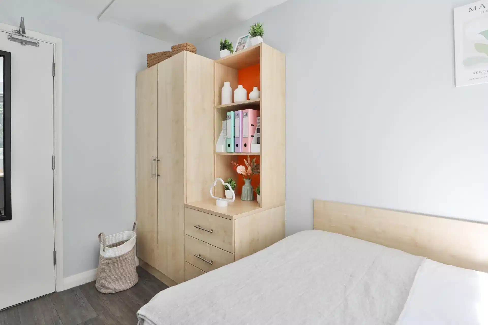 Exterior?w=400&h=260&fit=crop&q=40&auto=format&trim=auto