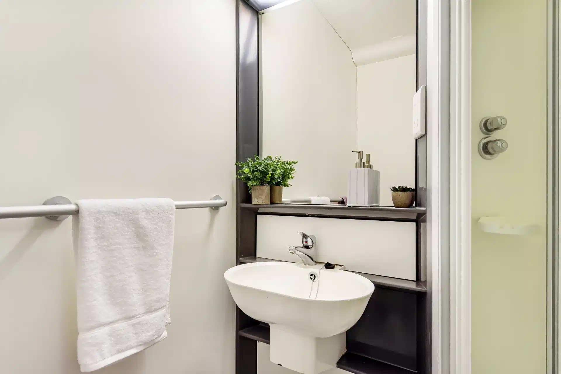 Amenities?w=400&h=260&fit=crop&q=40&auto=format&trim=auto