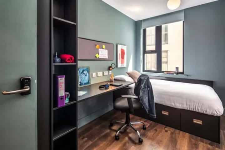 Common Area?w=400&h=260&fit=crop&q=40&auto=format&trim=auto