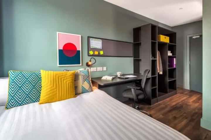 Common Area?w=400&h=260&fit=crop&q=40&auto=format&trim=auto