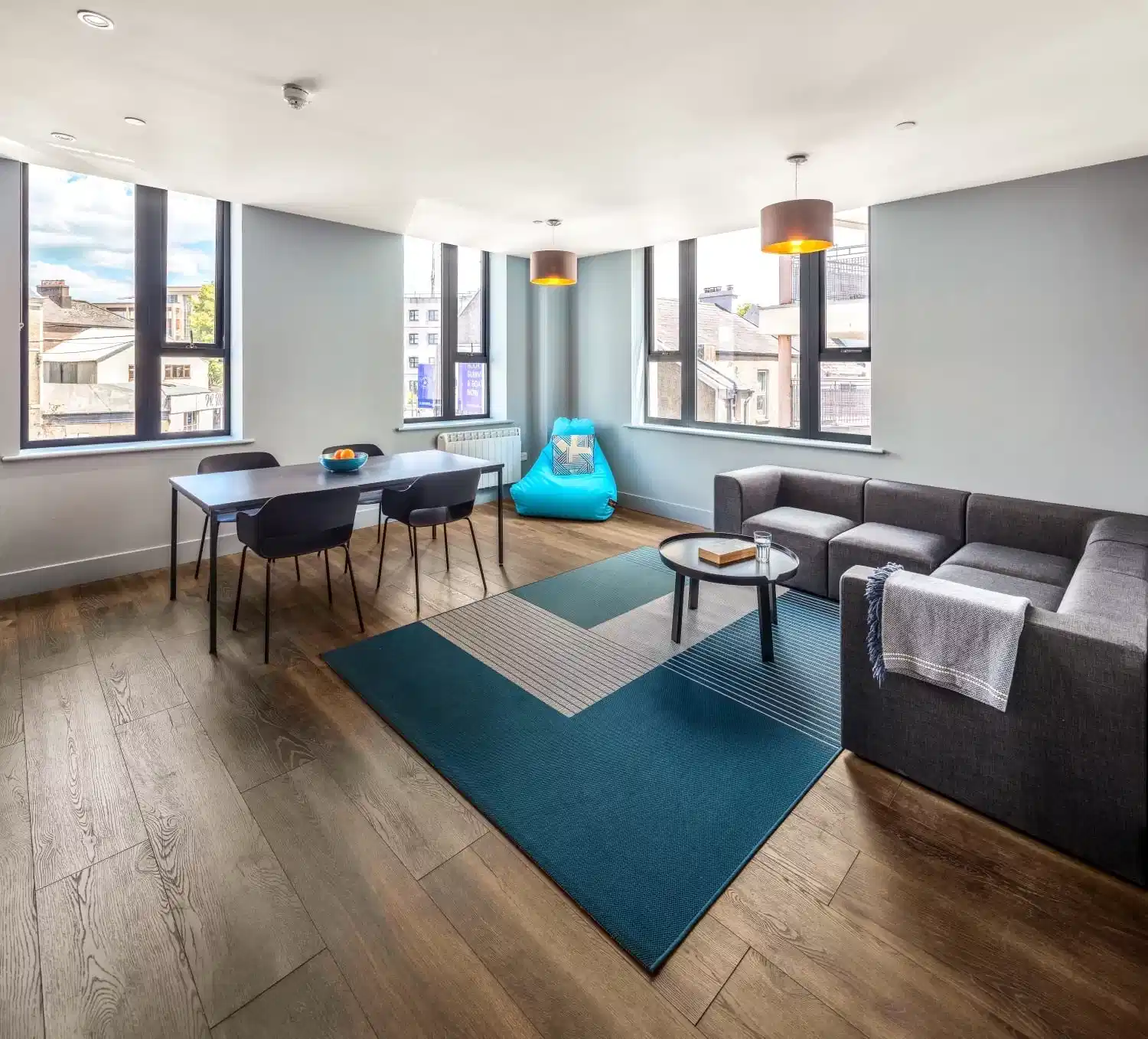 Common Area?w=400&h=260&fit=crop&q=40&auto=format&trim=auto