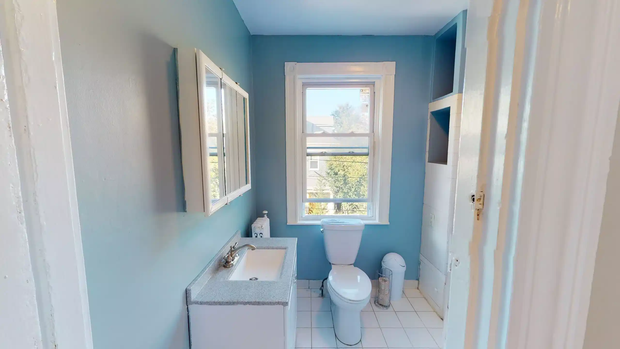 Bathroom?w=400&h=260&fit=crop&q=40&auto=format&trim=auto