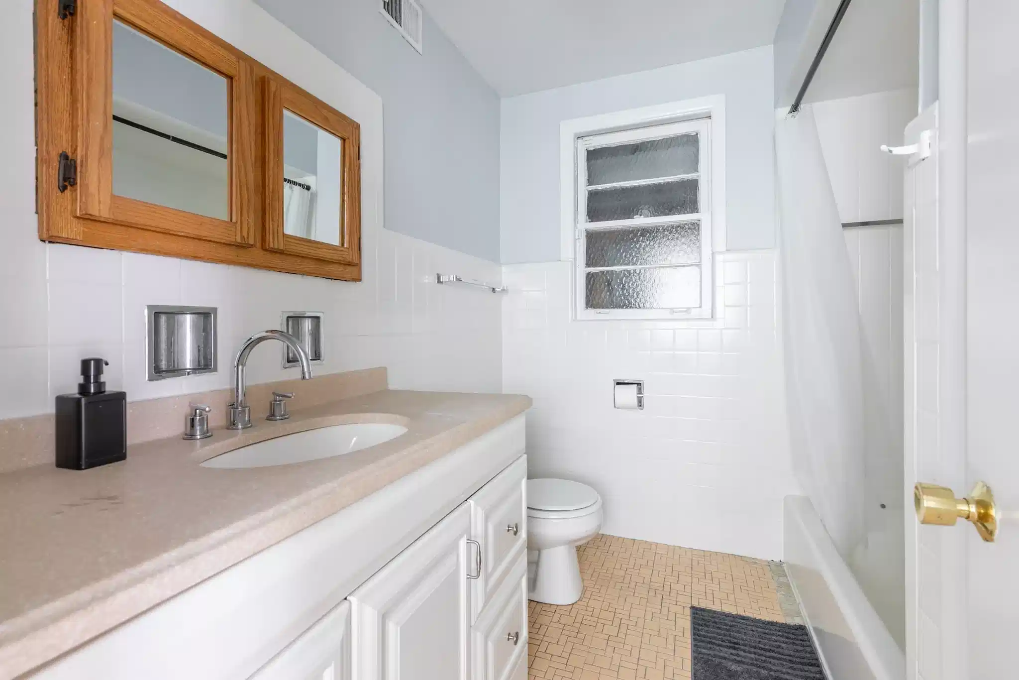 #1483B : West Town - Bathroom?w=400&h=260&fit=crop&q=40&auto=format&trim=auto