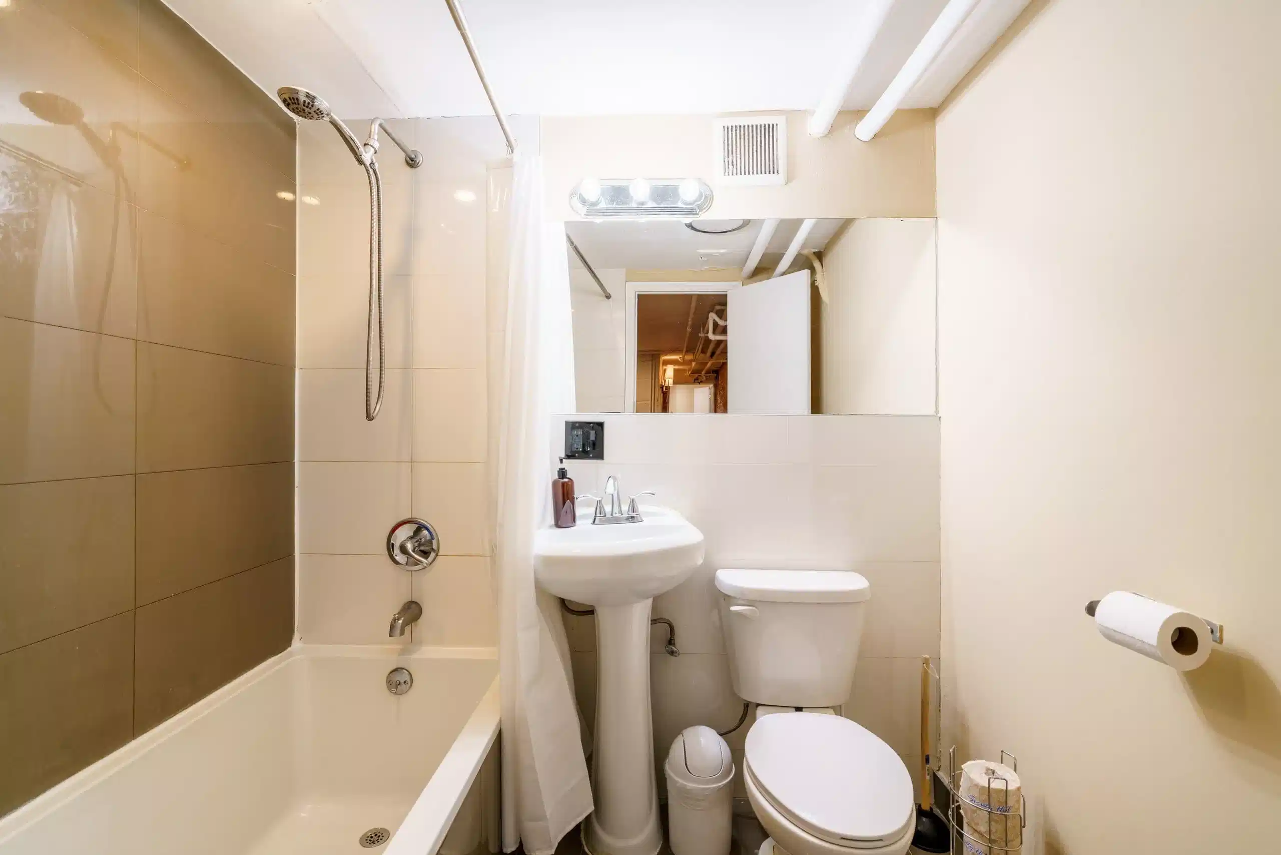 Common Area?w=400&h=260&fit=crop&q=40&auto=format&trim=auto