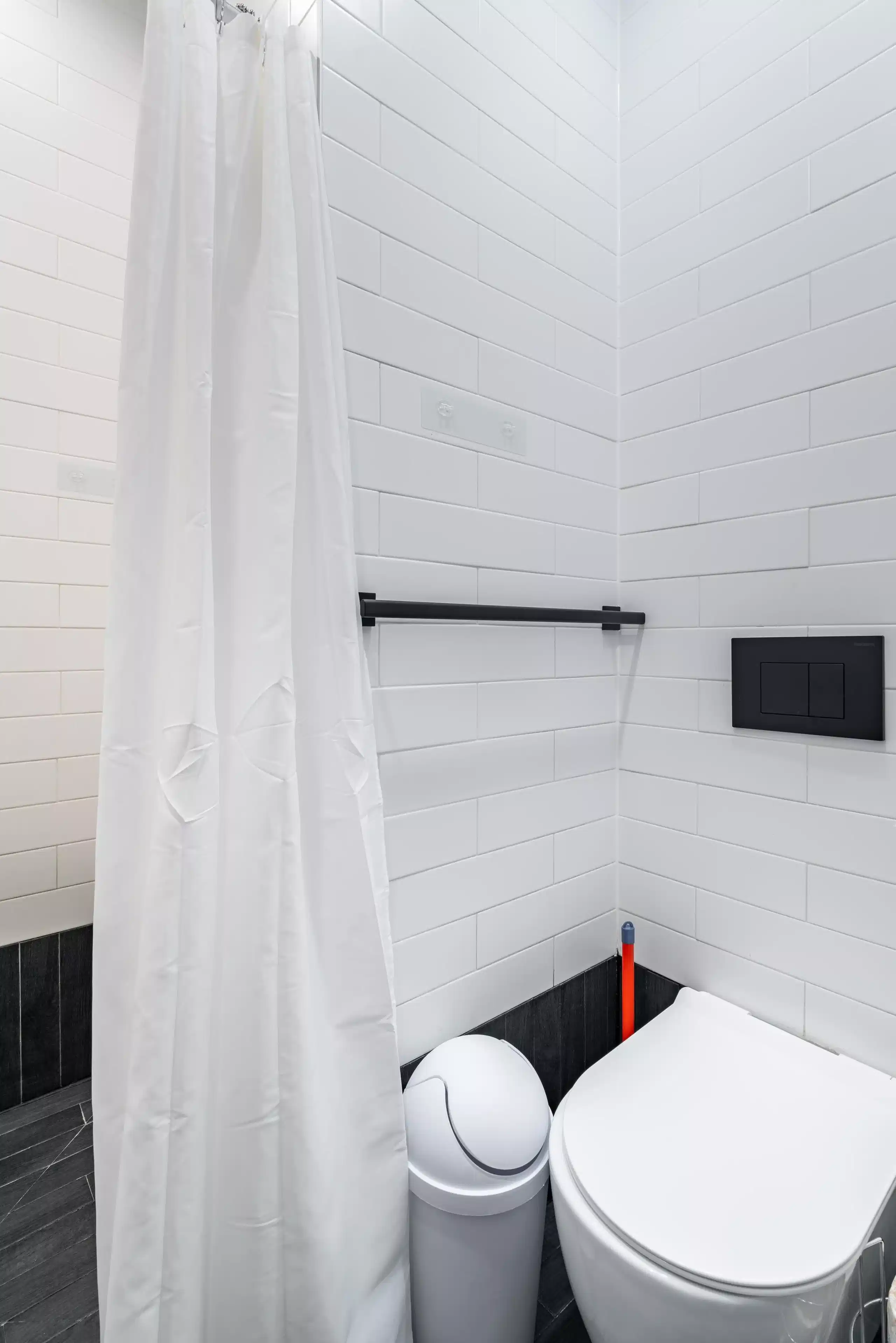 Exterior?w=400&h=260&fit=crop&q=40&auto=format&trim=auto