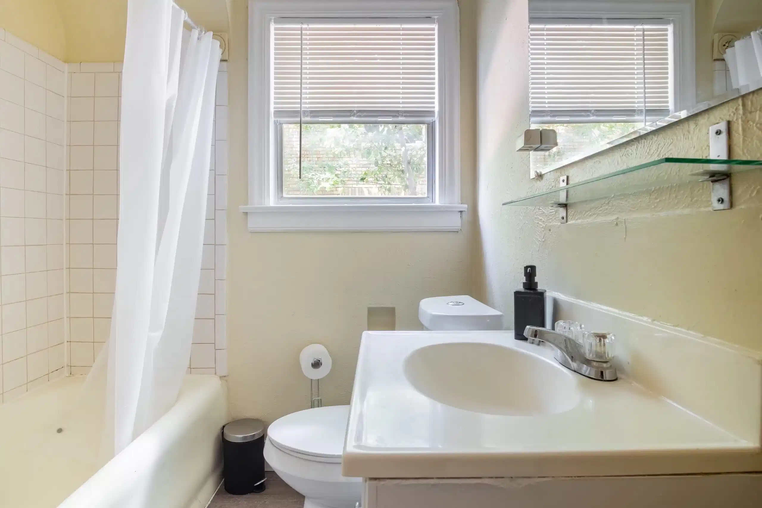 Exterior?w=400&h=260&fit=crop&q=40&auto=format&trim=auto