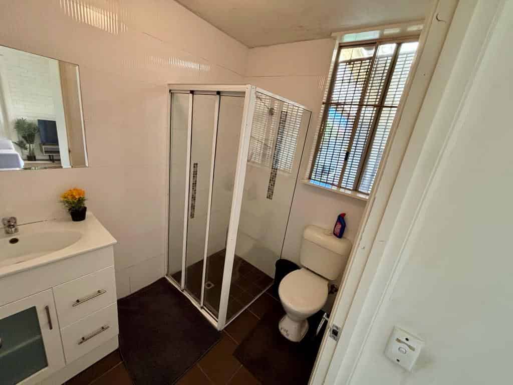 Room 5 - Bedroom?w=400&h=260&fit=crop&q=40&auto=format&trim=auto