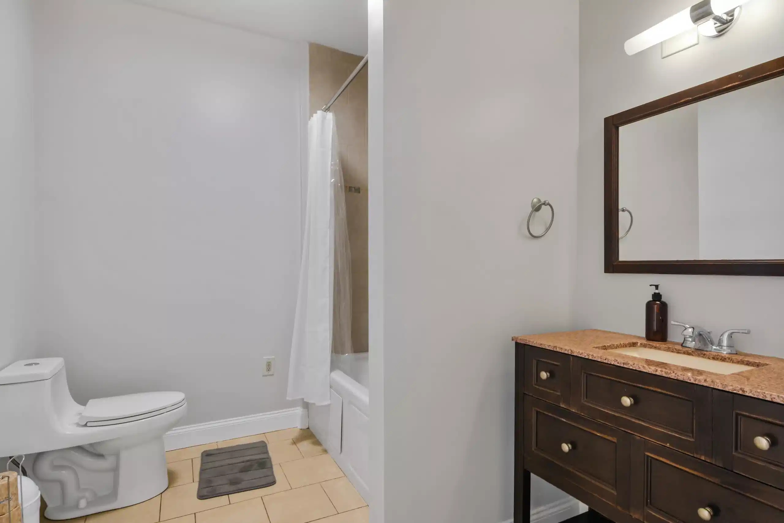 Common Area?w=400&h=260&fit=crop&q=40&auto=format&trim=auto