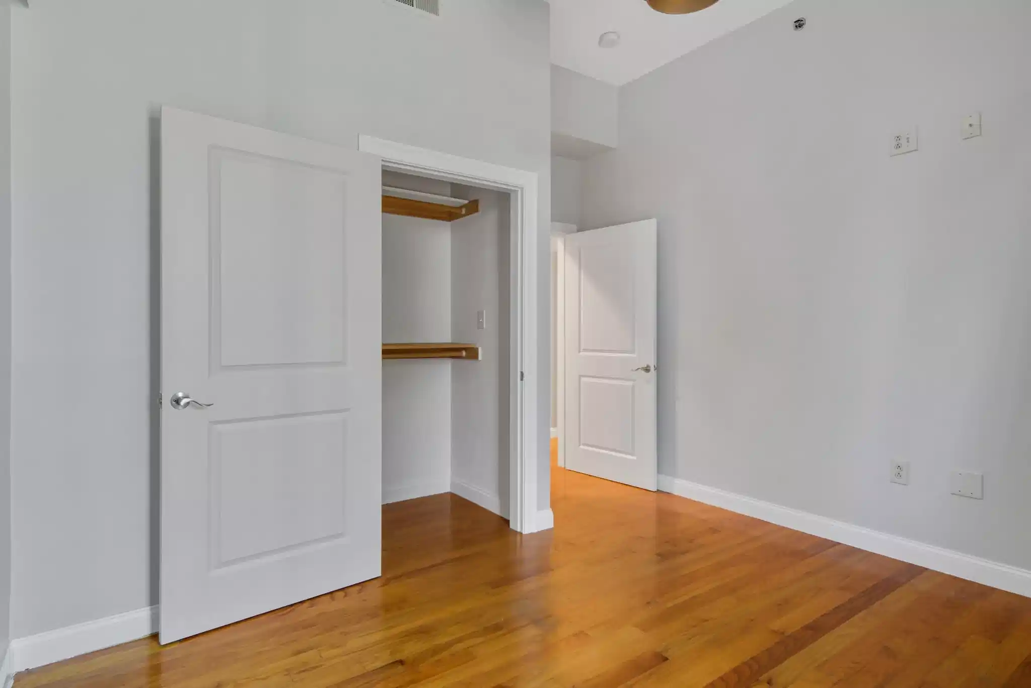 Common Area?w=400&h=260&fit=crop&q=40&auto=format&trim=auto