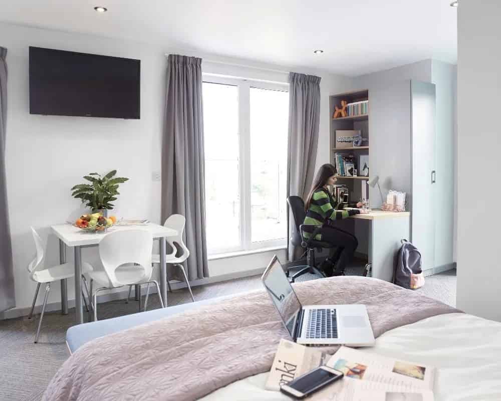 Common Area?w=400&h=260&fit=crop&q=40&auto=format&trim=auto