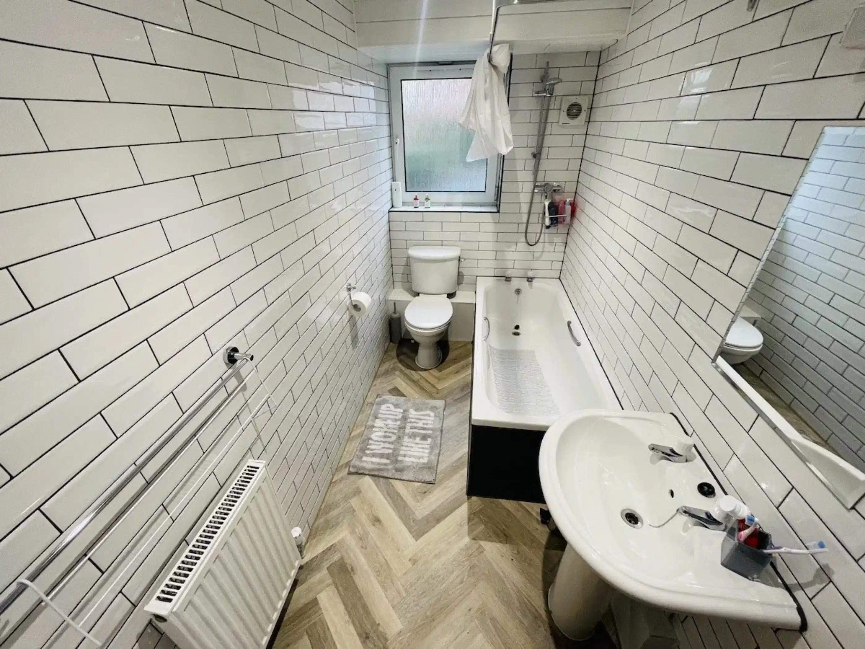 Common Area?w=400&h=260&fit=crop&q=40&auto=format&trim=auto