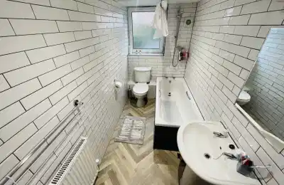 Common Area?w=400&h=260&fit=crop&q=40&auto=format&trim=auto