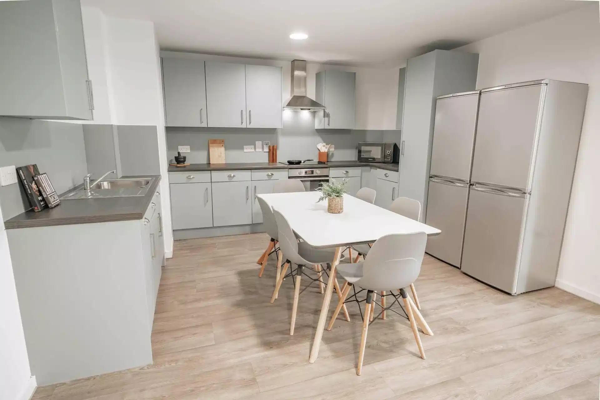 Common Area?w=400&h=260&fit=crop&q=40&auto=format&trim=auto