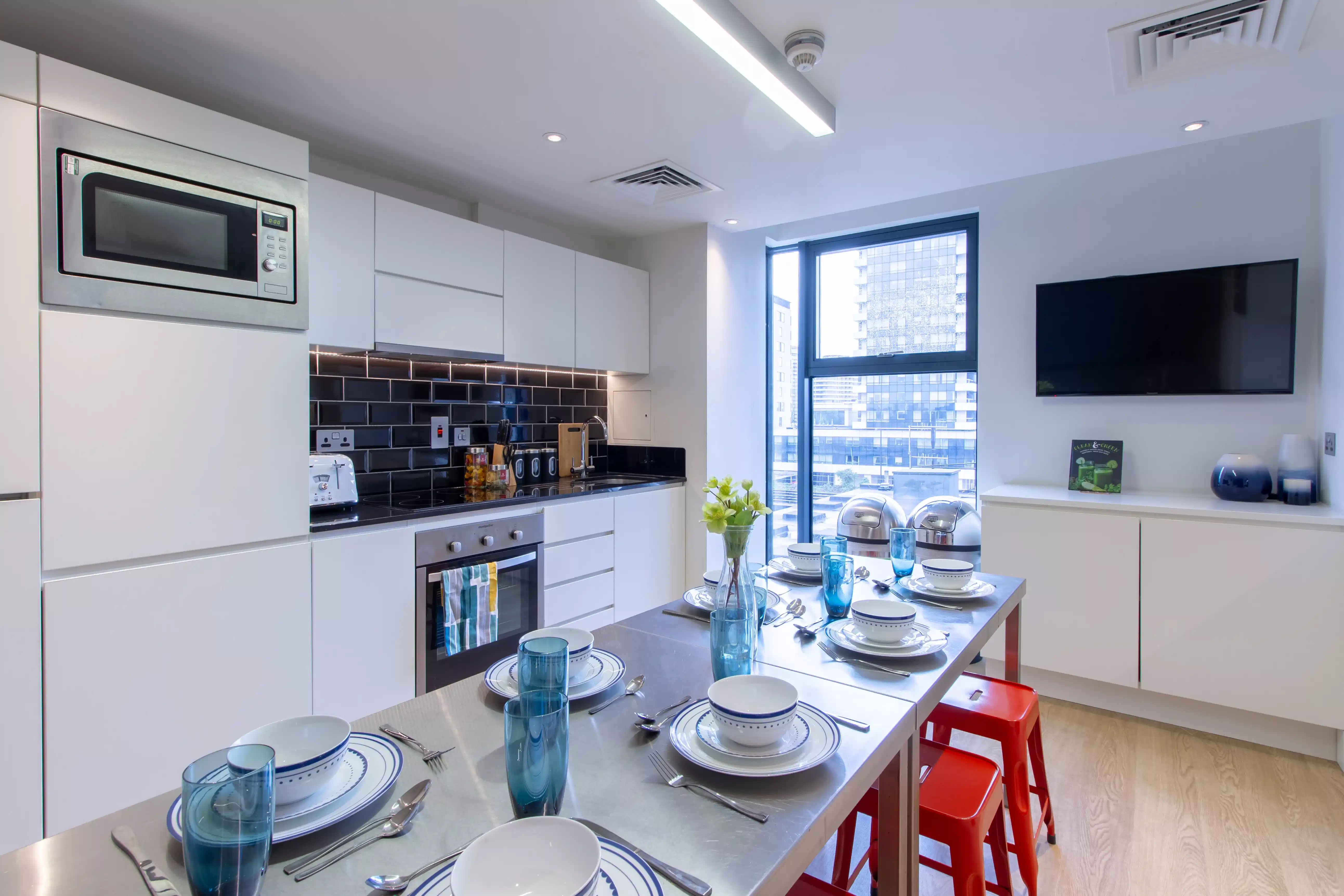 Common Area?w=400&h=260&fit=crop&q=40&auto=format&trim=auto