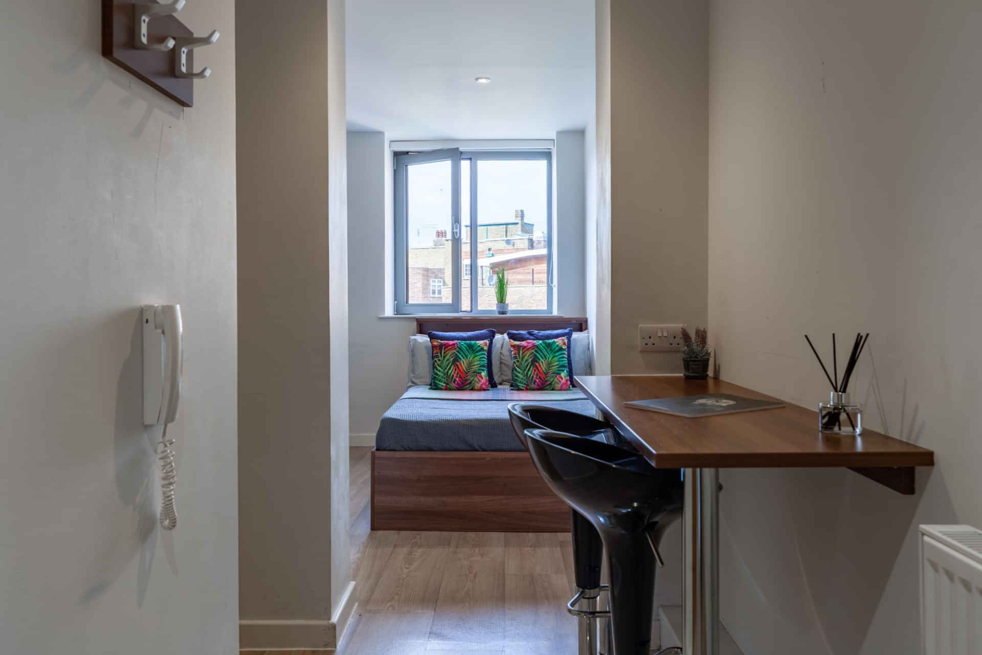 Kitchen?w=400&h=260&fit=crop&q=40&auto=format&trim=auto