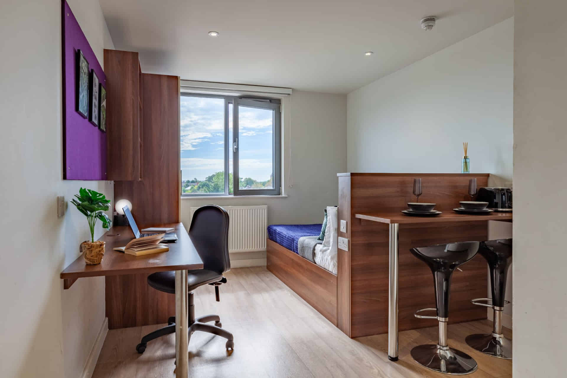 Exterior?w=400&h=260&fit=crop&q=40&auto=format&trim=auto