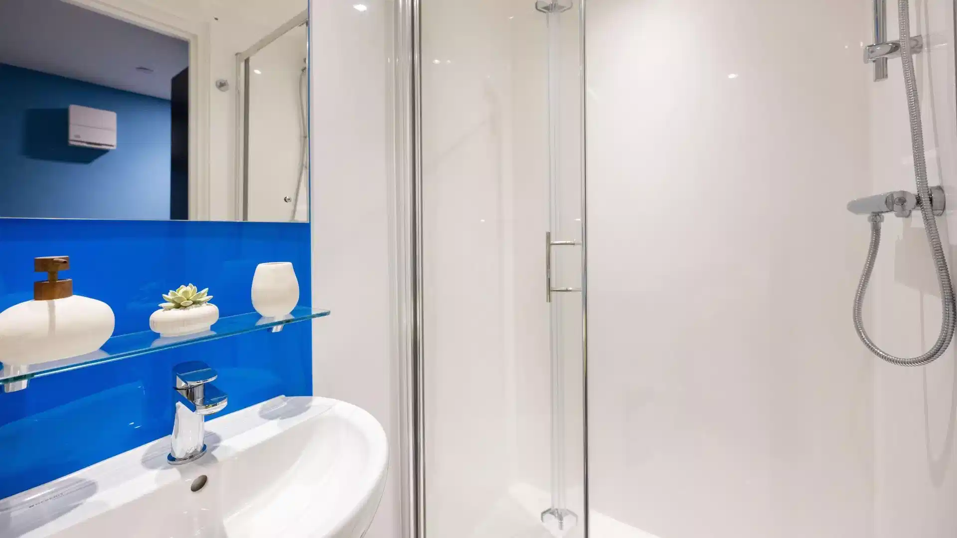 Exterior?w=400&h=260&fit=crop&q=40&auto=format&trim=auto