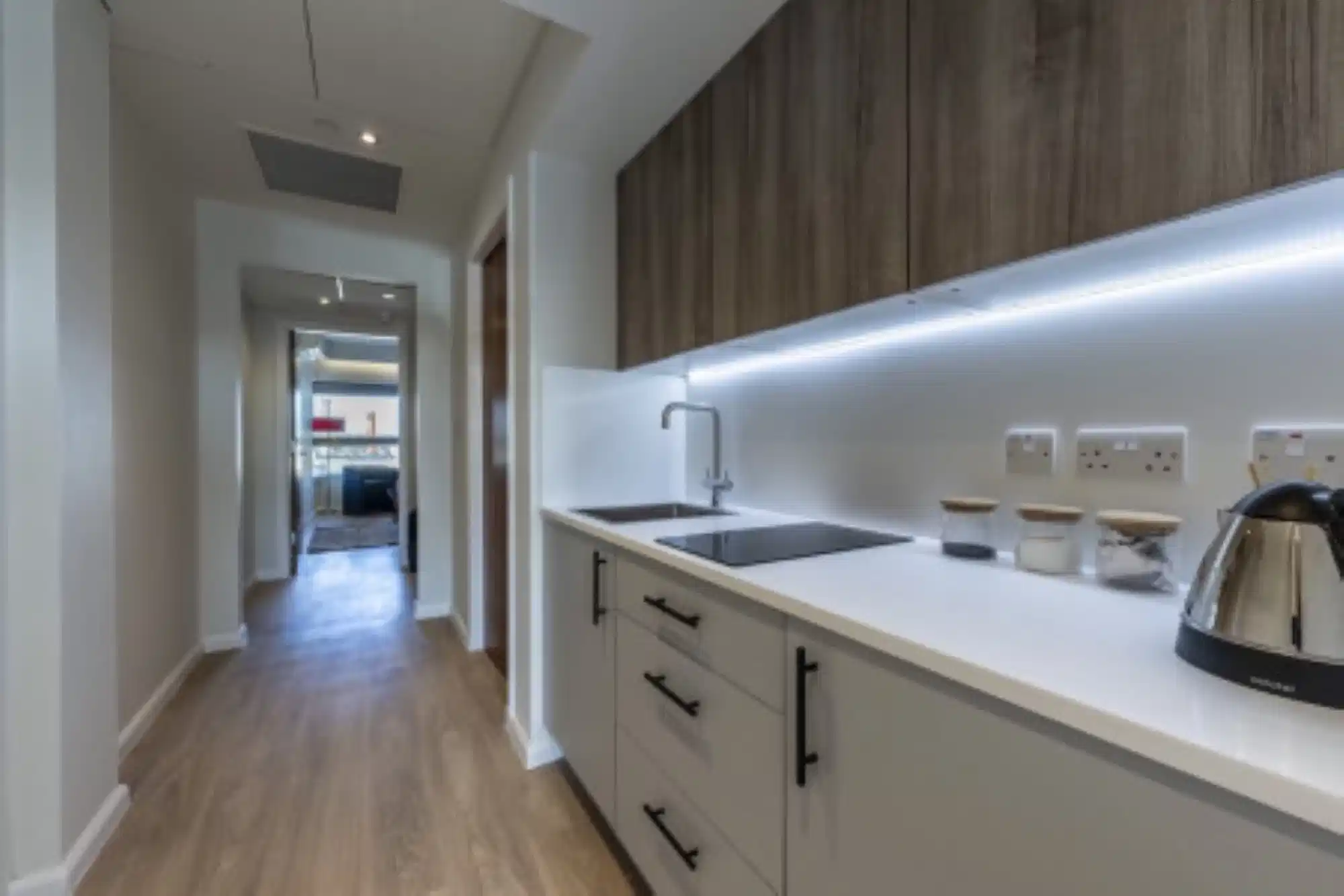 Common Area?w=400&h=260&fit=crop&q=40&auto=format&trim=auto