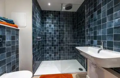 Common Area?w=400&h=260&fit=crop&q=40&auto=format&trim=auto
