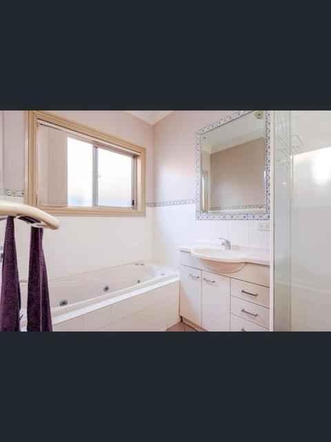 Common Area?w=400&h=260&fit=crop&q=40&auto=format&trim=auto