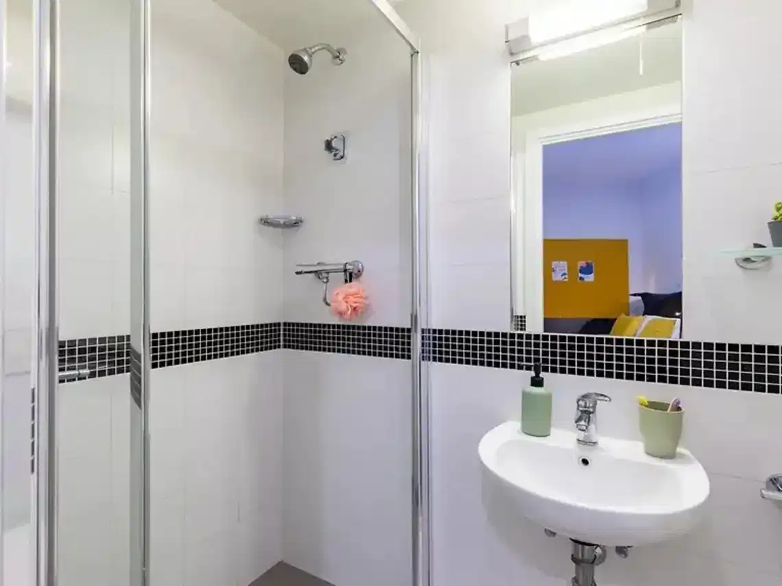 Common Area?w=400&h=260&fit=crop&q=40&auto=format&trim=auto