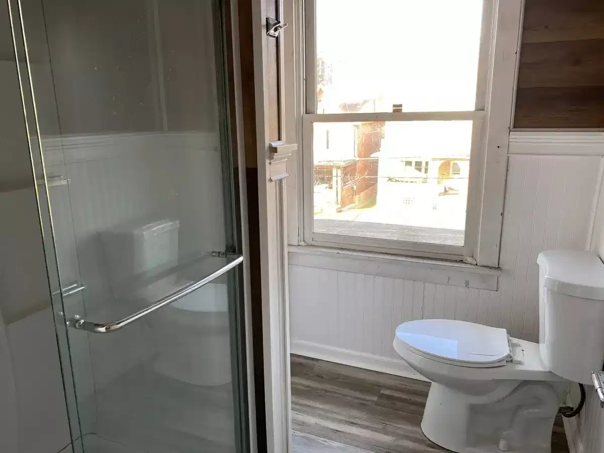 5508 Bartlett St, Pittsburgh - Pittsburgh, Pennsylvania, United States - Bathroom