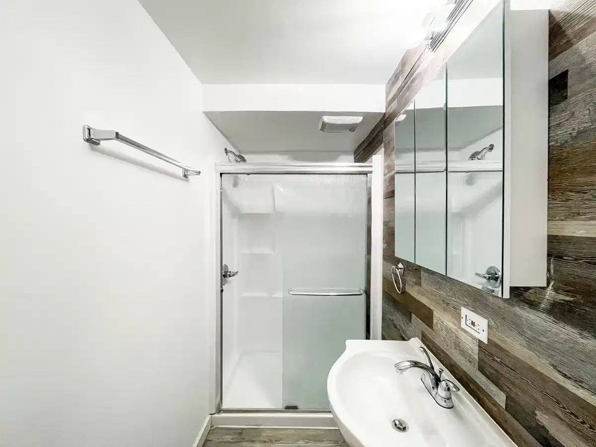 5815 Hobart St, Pittsburgh - Pittsburgh, Pennsylvania, United States - Bathroom