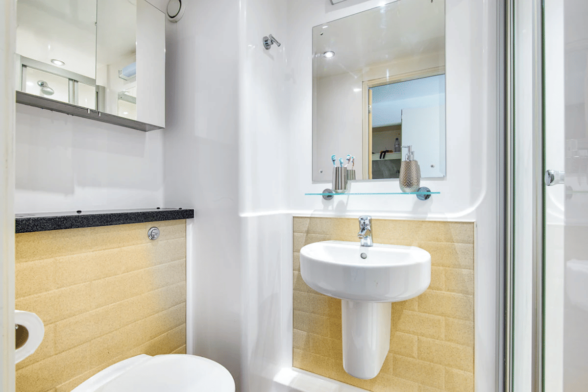 Exterior?w=400&h=260&fit=crop&q=40&auto=format&trim=auto