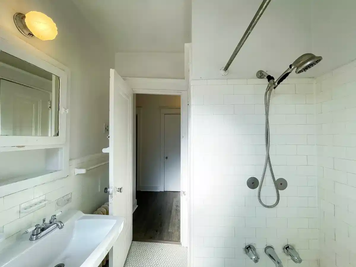 5724 Beacon St, Pittsburgh - Pittsburgh, Pennsylvania, United States - Bathroom