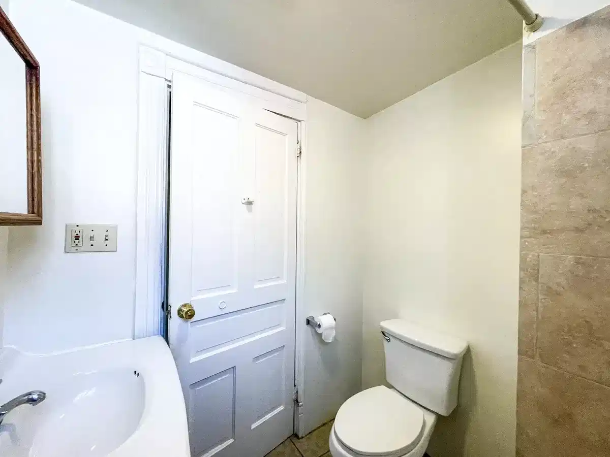 305 Lawn St, Pittsburgh - Pittsburgh, Pennsylvania, United States - Bathroom