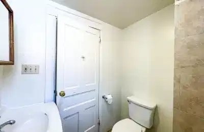305 Lawn St, Pittsburgh - Pittsburgh, Pennsylvania, United States - Bathroom