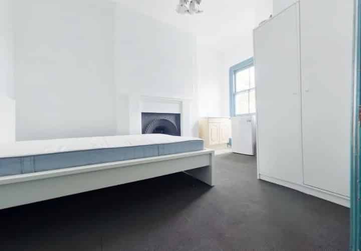 Kitchen?w=400&h=260&fit=crop&q=40&auto=format&trim=auto