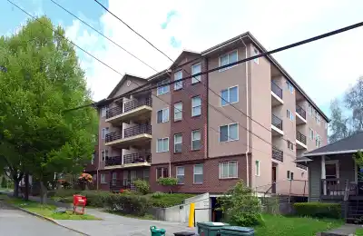 Exterior?w=400&h=260&fit=crop&q=40&auto=format&trim=auto