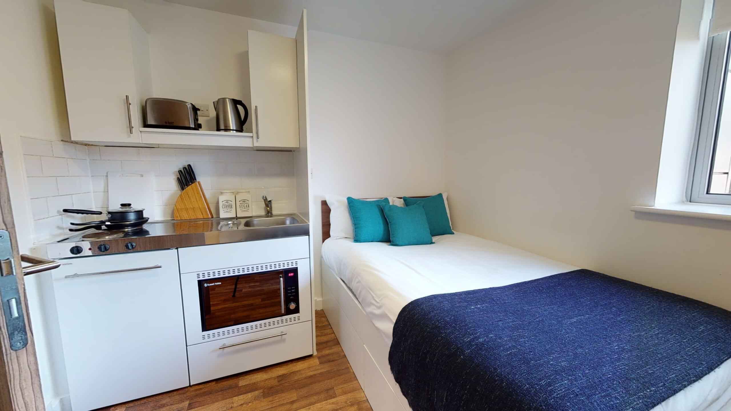 Common Area?w=400&h=260&fit=crop&q=40&auto=format&trim=auto