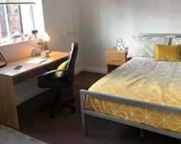 Bedroom?w=400&h=260&fit=crop&q=40&auto=format&trim=auto