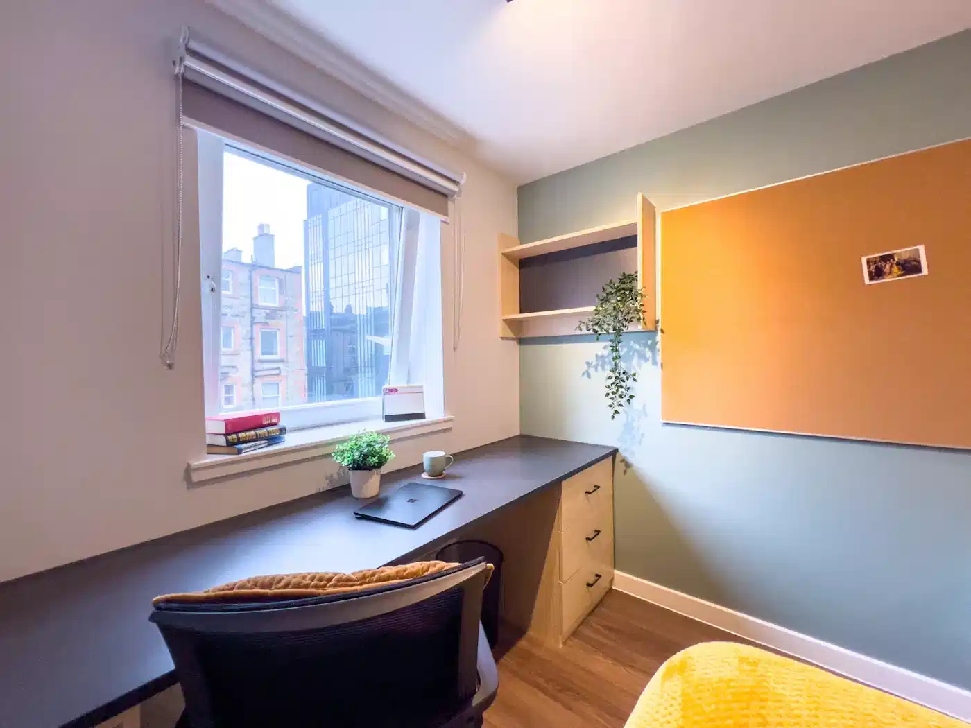 Common Area?w=400&h=260&fit=crop&q=40&auto=format&trim=auto