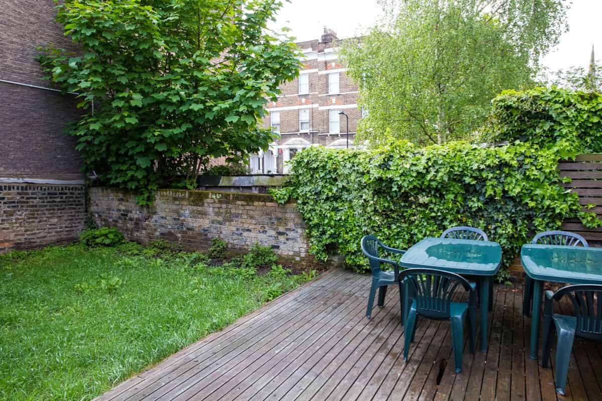 Exterior?w=400&h=260&fit=crop&q=40&auto=format&trim=auto