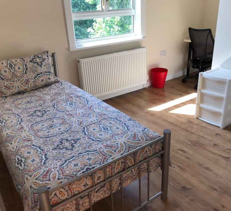 Exterior?w=400&h=260&fit=crop&q=40&auto=format&trim=auto