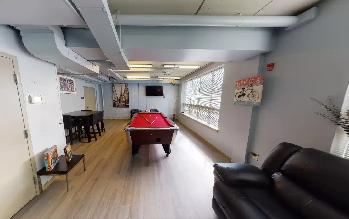 Common Area?w=400&h=260&fit=crop&q=40&auto=format&trim=auto