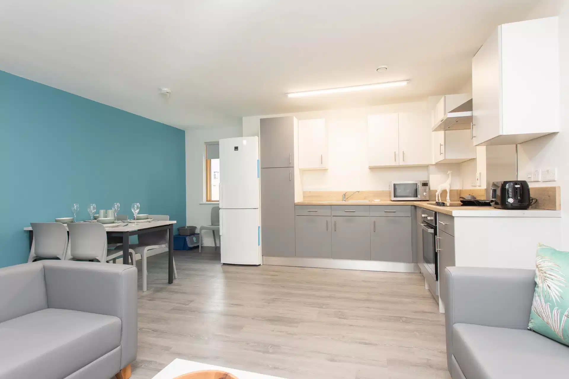 Common Area?w=400&h=260&fit=crop&q=40&auto=format&trim=auto