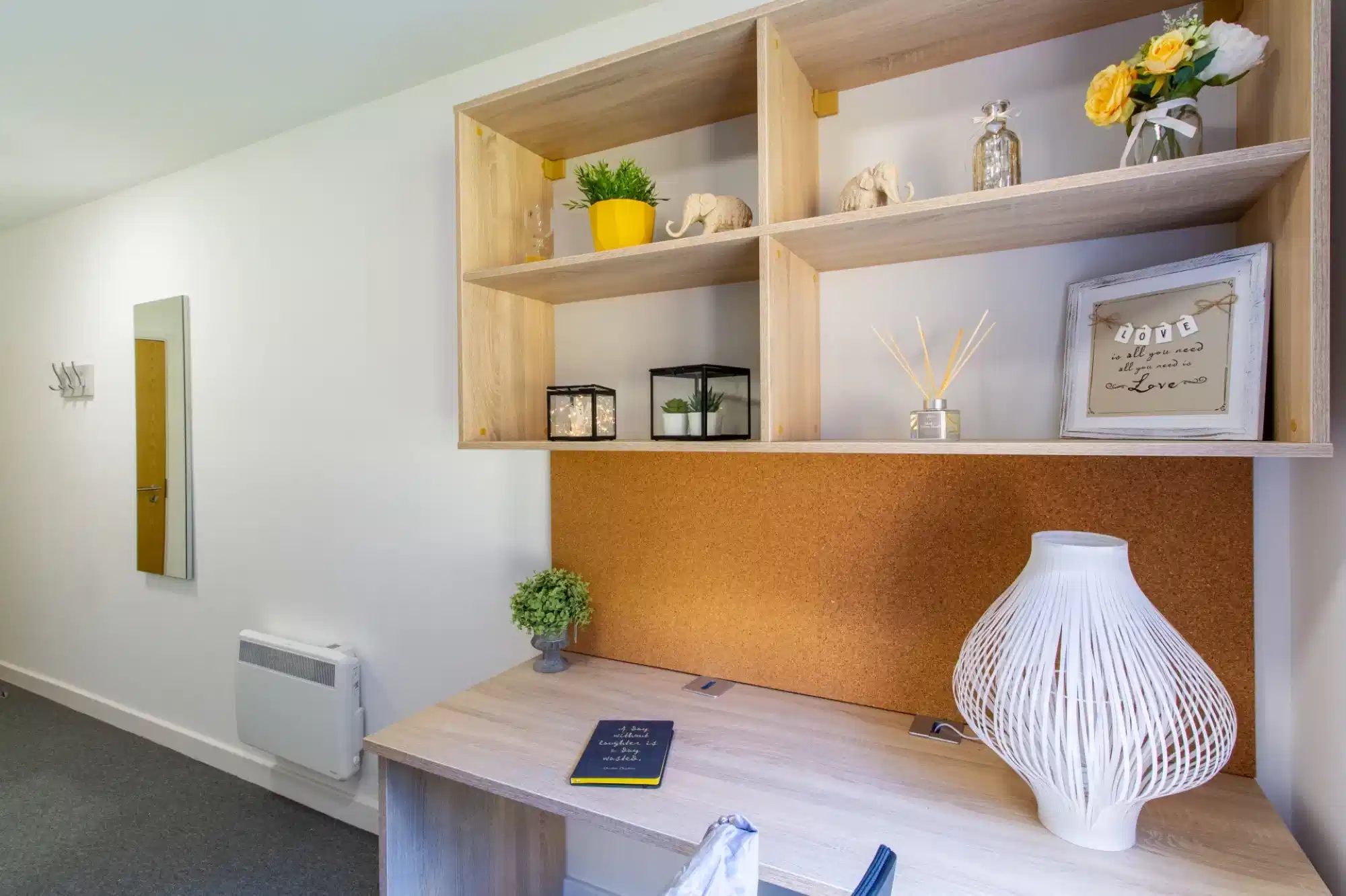 Exterior?w=400&h=260&fit=crop&q=40&auto=format&trim=auto