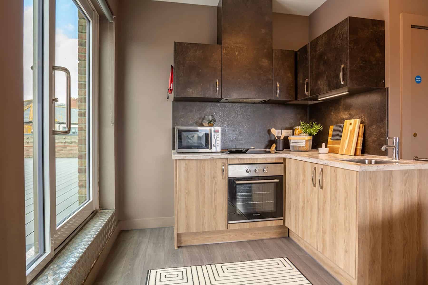 Amenities?w=400&h=260&fit=crop&q=40&auto=format&trim=auto