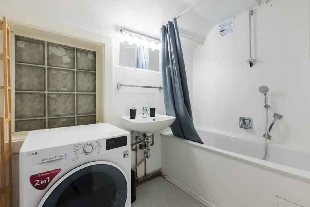 Exterior?w=400&h=260&fit=crop&q=40&auto=format&trim=auto