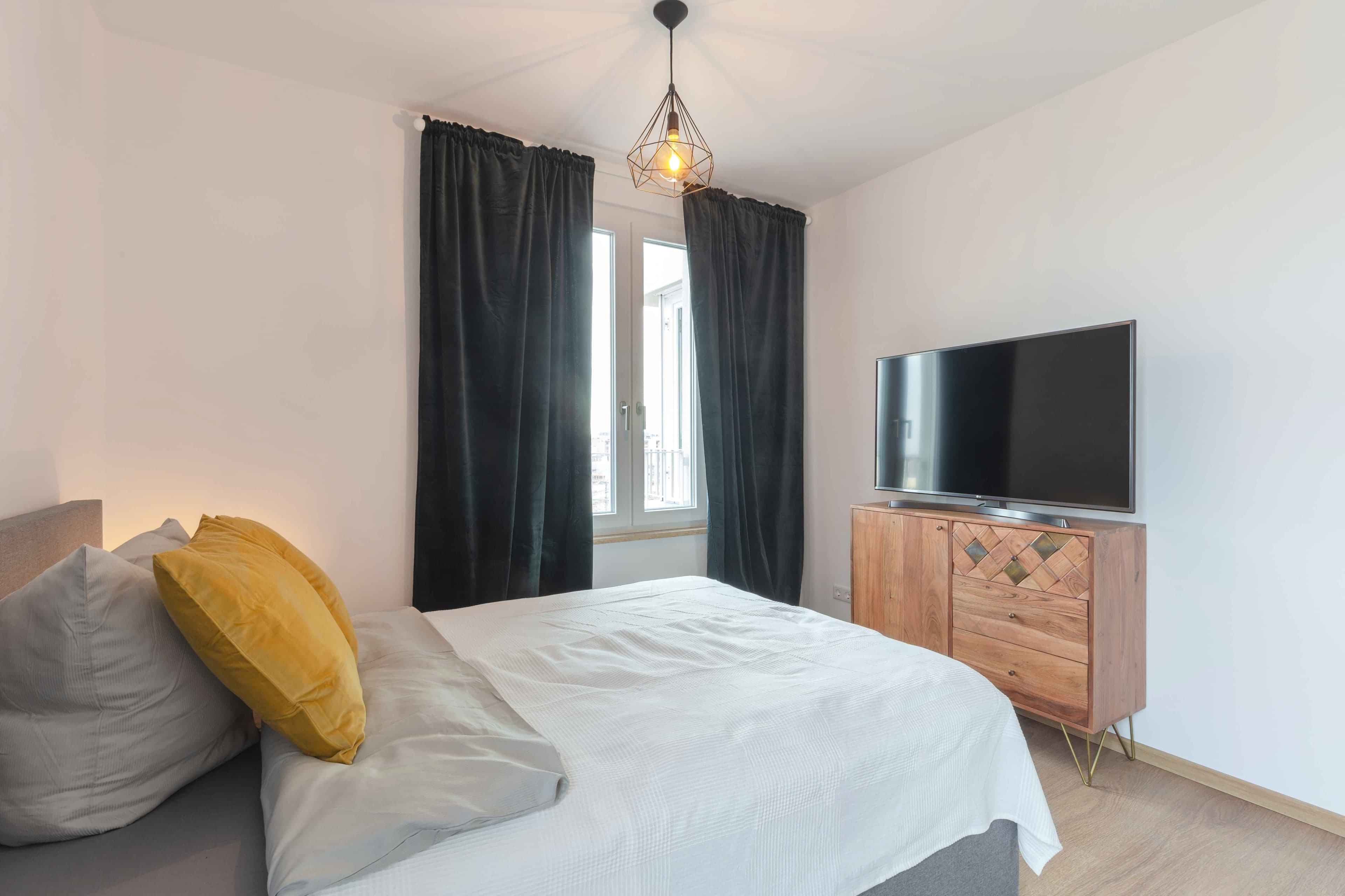 Exterior?w=400&h=260&fit=crop&q=40&auto=format&trim=auto