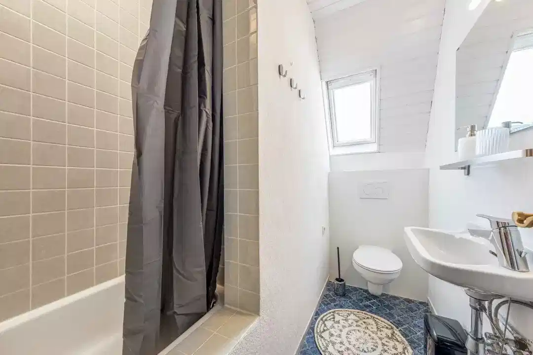 Common Area?w=400&h=260&fit=crop&q=40&auto=format&trim=auto