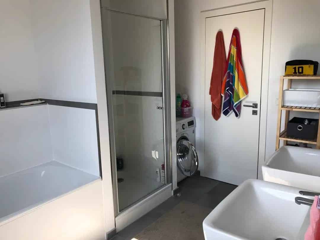 Exterior?w=400&h=260&fit=crop&q=40&auto=format&trim=auto