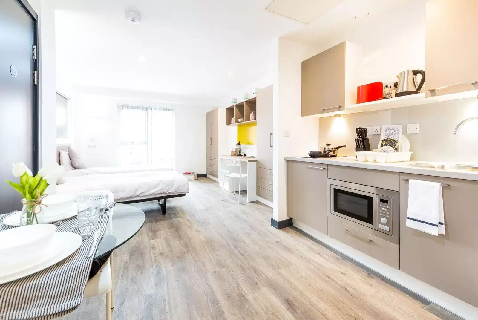 Amenities?w=400&h=260&fit=crop&q=40&auto=format&trim=auto