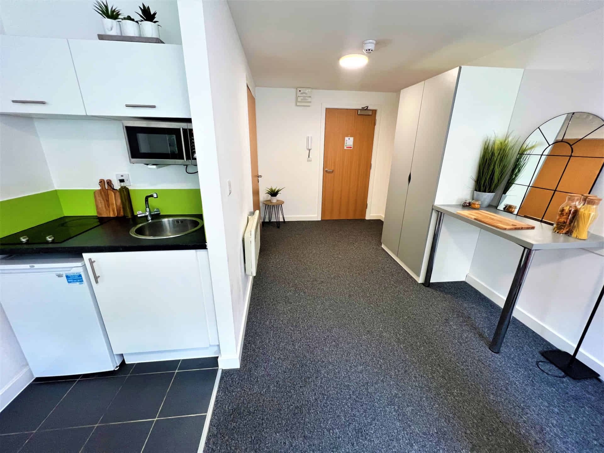 Common Area?w=400&h=260&fit=crop&q=40&auto=format&trim=auto